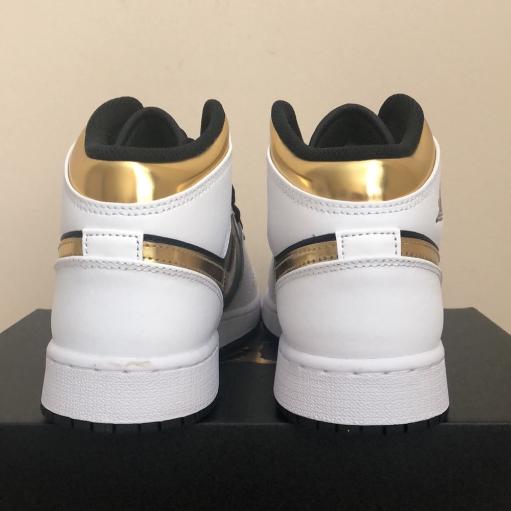 🖤💛NIKE AIR JORDAN 1 MID GS SNEAKERS💛🖤 - Picture 8 of 13